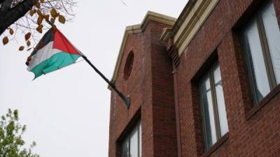 La bandera palestina ondea sobre la sede de la oficina de la OLP en Washington.
