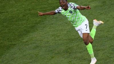 El nigeriano Ahmed Musa fue el gran héroe del partido al anotarle dos veces a Islandia. Foto AFP