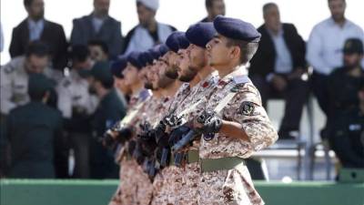 Soldados iraníes marchan en Teherán durante el desfile militar anual, el pasado 22 de septiembre. EFE