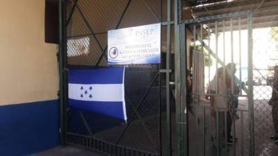 Momento en el que instalaban una bandera en señal de protesta.