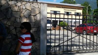 Familiares de María Suyapa Pérez Sánchez reclaman el cadáver de su pariente en la Morgue de Medicina Forense de San Pedro Sula.