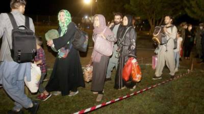 Afganos siendo refugiados. AFP.