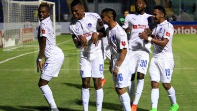 Los jugadores del Olimpia celebrando el segundo gol ante Alajuelense marcado por Kevin Álvarez. Foto Ronald Aceituno