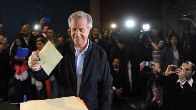 El candidato de izquierda y expresidente Tabaré Vásquez busca su segundo mandato en Uruguay.
