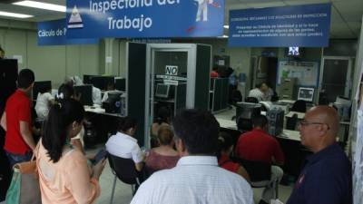 Las personas que necesitan un trabajo deben ir a las oficinas de trabajo ubicadas en el centro de San Pedro Sula.