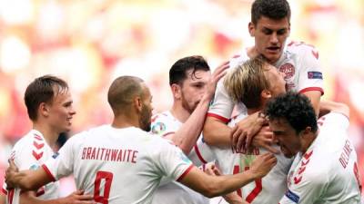 Los jugadores de Dinamarca celebrando el primer gol de Kasper Dolberg ante Gales. Foto EFE