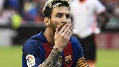 El beso del argentino ha desatado diversos comentarios en las redes sociales.