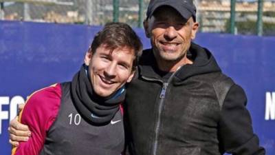 El cantante italiano estuvo de visita en el entrenamiento, Messi reconoció que es su ídolo musical.