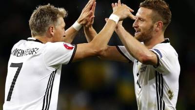 Bastian Schweinsteiger y Shkodran Mustafi fueron los goleadores. Foto EFE/ Laurent Dubrule.
