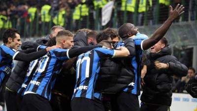 El Inter se puso líder provisional tras derrotar 2-1 al Hellas Verona. Foto EFE
