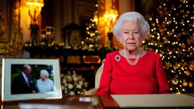 La reina Isabel II brindó su discurso navideño desde su residencia en el castillo de Windsor, donde un hombre logró burlar la seguridad e ingresó armado a los jardines.