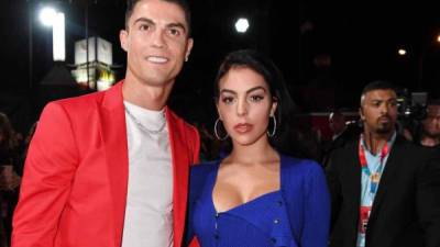 Cristiano Ronaldo y Georgina Rodríguez han estado juntos desde 2017 y comparten cuatro hijos: Cristiano Jr., Eva, Mateo y Alana. Hoy se ha revelado que el astro portugués le paga un alto salario a su chica y además filtran todo los lujos de la joven española.