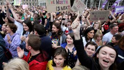 Irlandeses partidarios del aborto celebran la victoria del Sí en el referendum del pasado viernes.