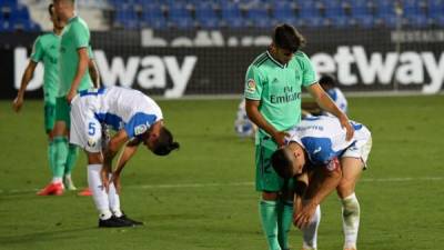 Jugadores del Real Madrid consolaron a los del Leganés que sufrieron un amargo descenso. Foto AFP.