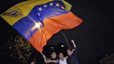 Un grupo de personas celebra la victoria obtenida por la coalición opositora.