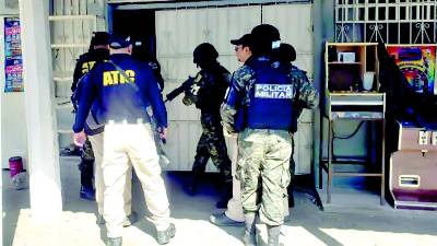 <b>Las autoridades realizaron las diligencias en el negocio donde fue ultimada Aracely Enamorado el viernes 19 de julio.</b>