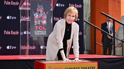 Carol Burnett, de 91 años de edad, estampa sus manos sobre el cemento de la entrada del famoso Teatro Chino de Los Ángeles, Califonia.