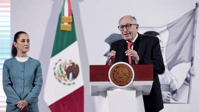 El secretario de Salud de México, David Kershenobich (d), habla durante la conferencia de prensa matutina de la presidenta de México Claudia Sheinbaum este martes, en el Palacio Nacional en la Ciudad de México.