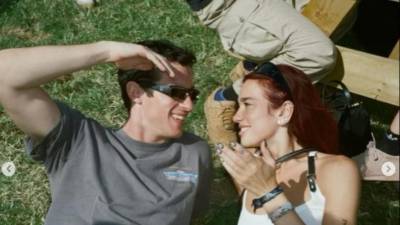 El actor Callum Turner y la cantante Dua Lipa confirman su relación.
