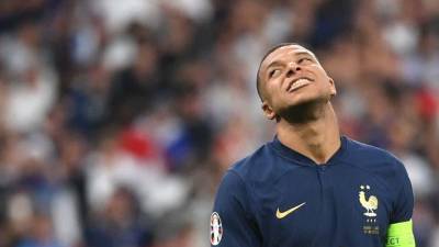 Kylian Mbappé lamentando una falla en un partido con la selección de Francia.