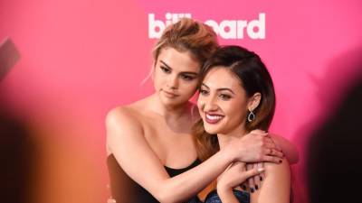 Selena Gómez junto a Francia Raisa en una imagen de archivo.