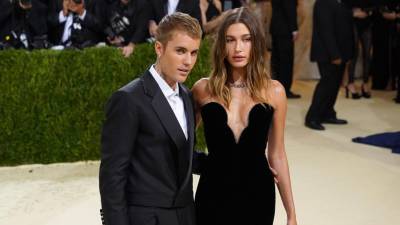 Justin y Hailey Bieber en una foto de archivo.