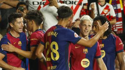 Dani Olmo celebrando el gol marcado con el resto de sus compañeros del FC Barcelona.