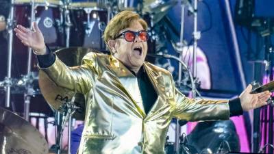 El cantante británico Elton John planea lanzar nueva música.