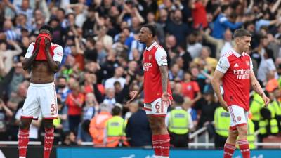 La plantilla del Arsenal lució destrozada tras la derrota como local que los dejó casi sin opciones de título.