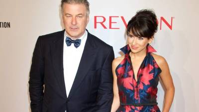 El actor estadounidense Alec Baldwin (i) posa con su esposa Hilaria Baldwin. EFE/JIMMY MORRIS/Archivo