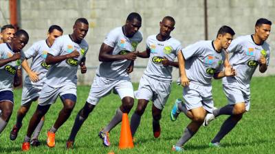 Charles Córdova, corriendo con sus compañeros, en el entrenamiento de ayer por la mañana.