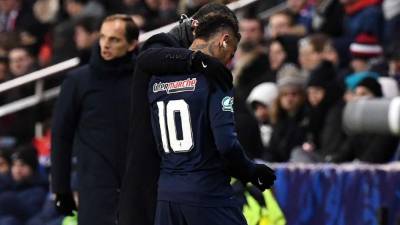 Neymar salió del campo entre lágrimas por la lesión. Foto AFP