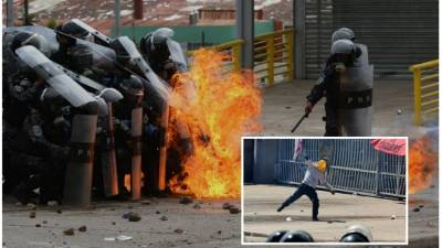 Con bombas molotov y gases lacrimógenos, el MEU y Policías se enfrentaron nuevamente frente a la entrada de la máxima casa de estudios de Honduras.