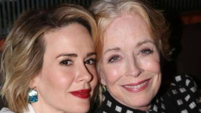 Sarah Paulson junto a Holland Taylor.