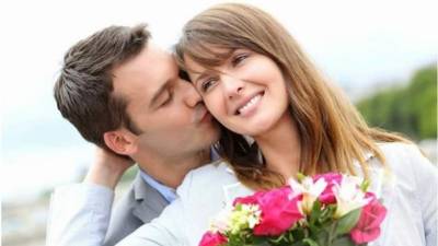 Un hombre enamorado quiere aprovechar cada oportunidad que tiene para demostrar su amor.