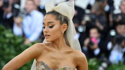 La cantante Ariana Grande compartió en su cuenta de Instagram varias fotografías de su boda con Dalton Gómez.