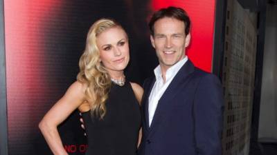 Anna Paquin con Stephen Moyer.