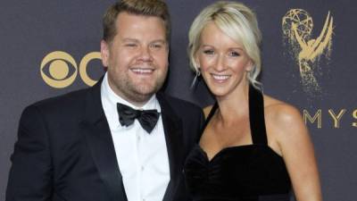 James Corden y Julia Carey en la pasada gala de los Emmy.