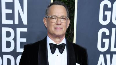 El actor Tom Hanks se tomó varias fotos con la pareja.