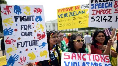 Decenas de venezolanos exigen a EUA aplique las sanciones al Gobierno.