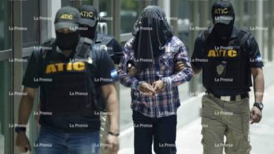 El sargento Denis Cáceres fue llevado por los agentes de la Atic a los juzgados ayer.
