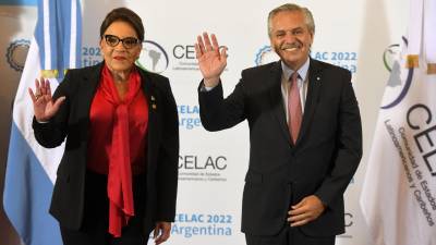 El presidente de Argentina, Alberto Fernandez, recibe a la presidenta de Honduras Xiomara Castro, en el inicio de la cumbre de la CELAC, hoy en Buenos Aires, Argentina.