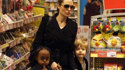 Angelina con sus hijas Zahara y Shiloh.