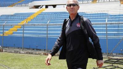 Benito Floro en el reconocimiento en el estadio Olímpico.