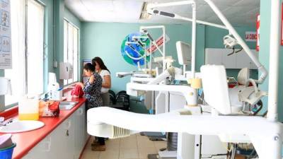 Las sillas odontológicas dentro del edificio de la carrera ya están ubicadas y reparadas. Foto: Amílcar Izaguirre