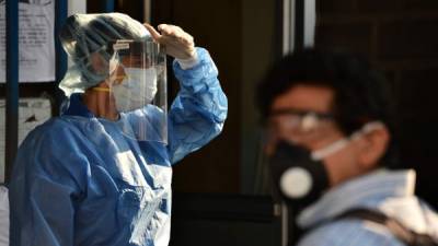 Después de tres semanas de estar batallando contra el COVID-19, los médicos siguen exigiendo mascarillas N95, caretas y anteojos para evitar los contagios.(Photo by Orlando SIERRA / AFP)