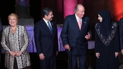 La presidenta saliente de Chile, Michelle Bachelet, el presidente de Honduras, Juan Orlando Hernández y el rey emérito de España, Juan Carlos de Borbón.