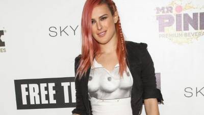 Rumer Willis lució esta camiseta en una gala.