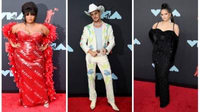 Siendo uno de los premios juveniles más importantes de la industria musical la excentricidad es parte esencial de la alfombra roja, aunque algunos sobrepasaron la barda, mientras que otros sorprendieron optando por atuendos elegantes.