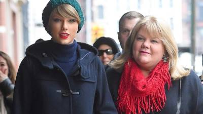 Taylor Swift y su madre Andrea en una foto de archivo.